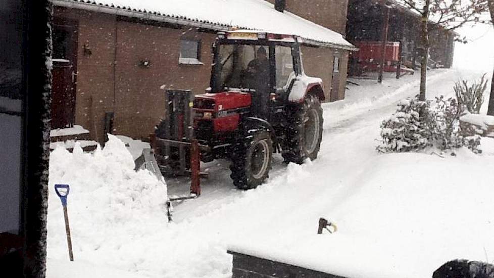 Huub Kleuters uit het Zuidlimburgse Merkelbeek moest een dik pak sneeuw schuiven.