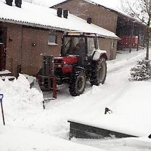 Huub Kleuters uit het Zuidlimburgse Merkelbeek moest een dik pak sneeuw schuiven.