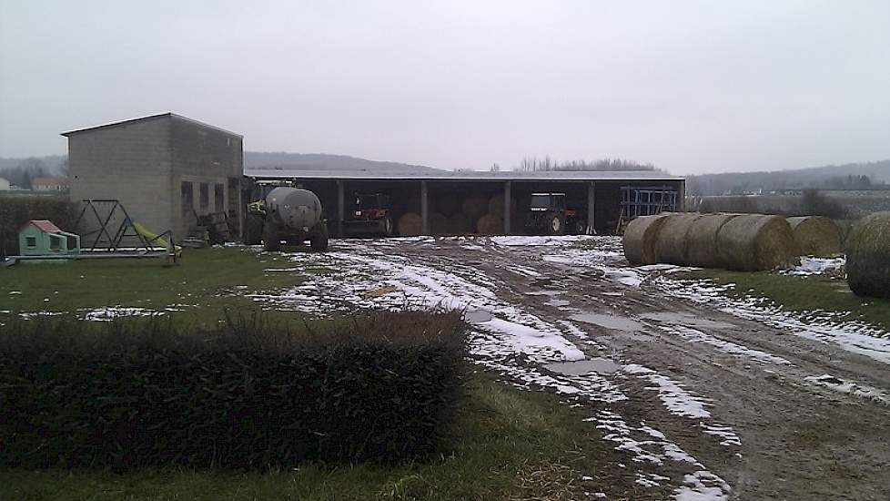 De werktuigloods met de machines om het ruim voor handen zijnde stro in de stal te verwerken.