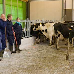 Bea, Jan Willem, Erjan en Leonie te Biesebeek (vlnr) kijken tevreden naar hun koeien in de nieuwe stal.