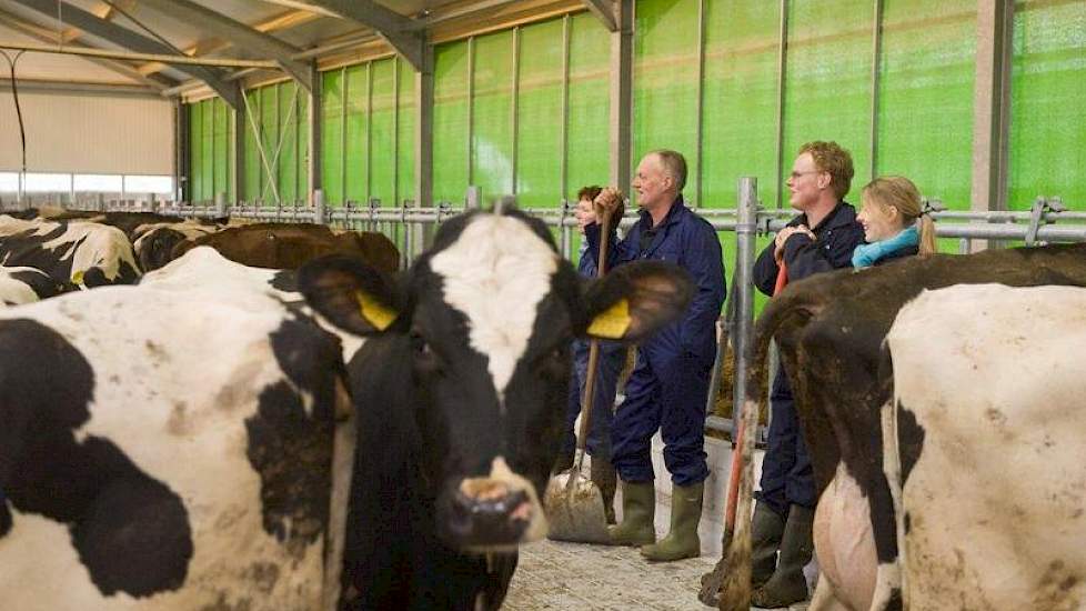 Bea, Jan Willem, Erjan en Leonie te Biesebeek (vlnr) kijken tevreden naar hun koeien in de nieuwe stal.