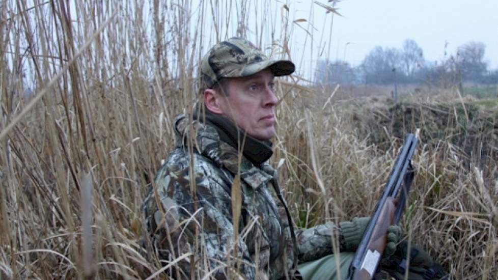 Nog even zit Van Werven in het riet, maar de ganzen laten zich niet meer zien. Velen zitten in de uiterwaarden, maar daar mogen de jagers niet komen (Natura 2000-gebied).