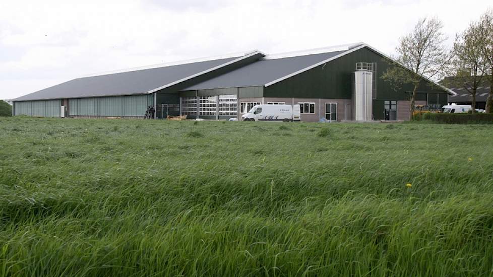 Vooraan de nieuwe stal is duidelijk het melkgebouw te zien, daarachter de 0-6-0 stal voor 340 koeien. Rechts het dak van de 'oude' stal.