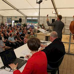 Spanning als de eerste veilingtopper Geertje 407 onder de hamer komt.