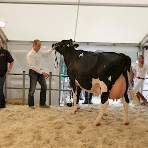 De met 86 punten ingeschreven derdekalfs Shottle dochter Marie 349 werd door Wierd de Groot in Oudega (Fr.) voor 4400 Euro gekocht.