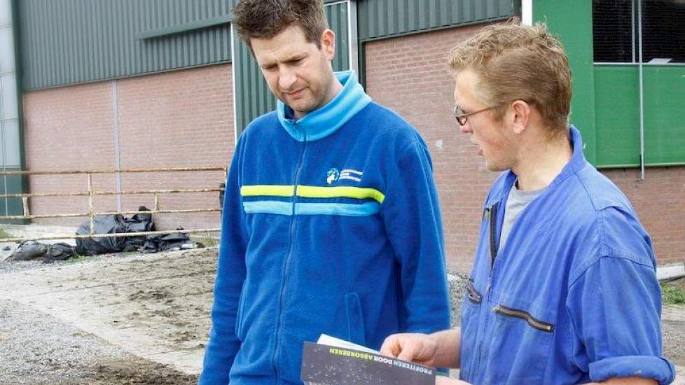 Berger bespreekt de brochure '‘Profiteren door absorberen’ over een absorberende onderlaag van stro in de kuil.