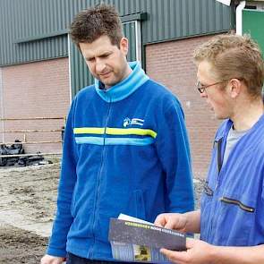 Berger bespreekt de brochure '‘Profiteren door absorberen’ over een absorberende onderlaag van stro in de kuil.