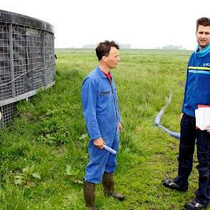 Bij de mestopslag van Mark de Gier.