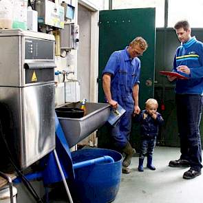 Controleur Gerco Berger in gesprek met Klaas Hoogendoorn bij de reinigingsinstallatie van de melkmachine.