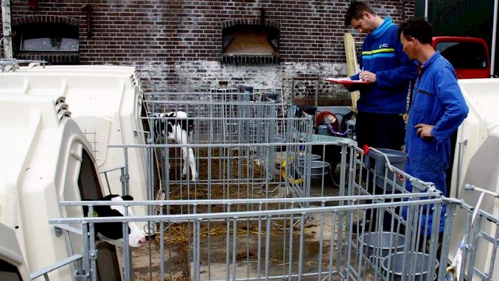 Mark de Gier bekijkt samen met Berger de ondergrond van de kalverhokken.