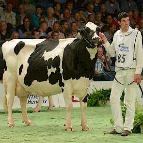 Harmke 319 komt uit de combinatie van de roodbonte stier Classic en moeder Harmke 298, die in 2011 nog de finale haalde van de Melkvee Magazine Koeverkiezing in Hoornaar.