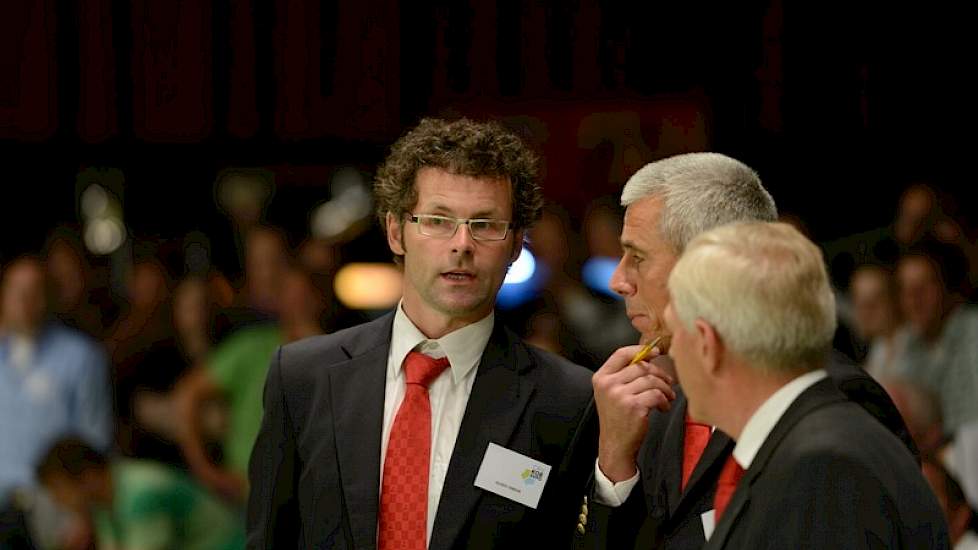 De Duitser Guido Simon (links) fungeerde als jurylid zwartbont, evenals Leo de Jong uit Beusichem (midden). Arie Hamoen (rechts) trad op als arbiter.