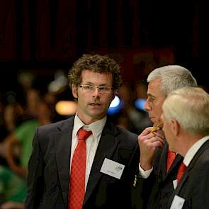 De Duitser Guido Simon (links) fungeerde als jurylid zwartbont, evenals Leo de Jong uit Beusichem (midden). Arie Hamoen (rechts) trad op als arbiter.