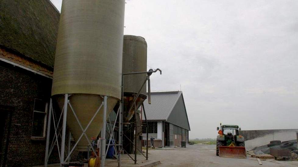 De trekker is vrijwel het enige onderdeel van zijn machinepark. Hij besteedt al het landwerk uit aan een loonwerker.