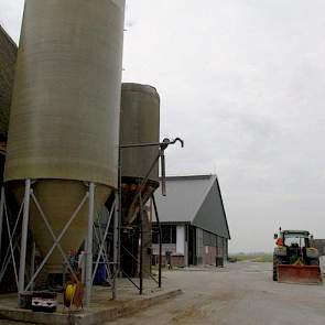 De trekker is vrijwel het enige onderdeel van zijn machinepark. Hij besteedt al het landwerk uit aan een loonwerker.