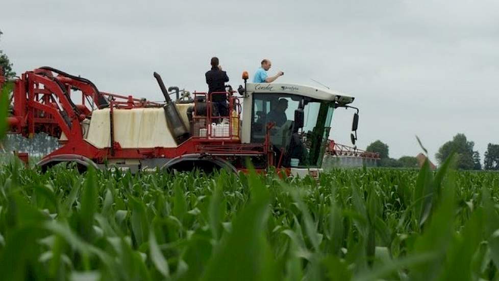 Retengo Plus spuiten in mais met Agrifac zelfrijder Trekkerweb