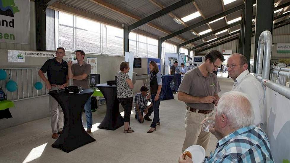 Rechts op de foto  veehandelaar Henk Wiltink uit Doetinchem en zijn 87 jarige vader (op de voorgrond). Zij leerden Bas van der Heiden het vak, o.a op de veemarkt in Doetinchem.