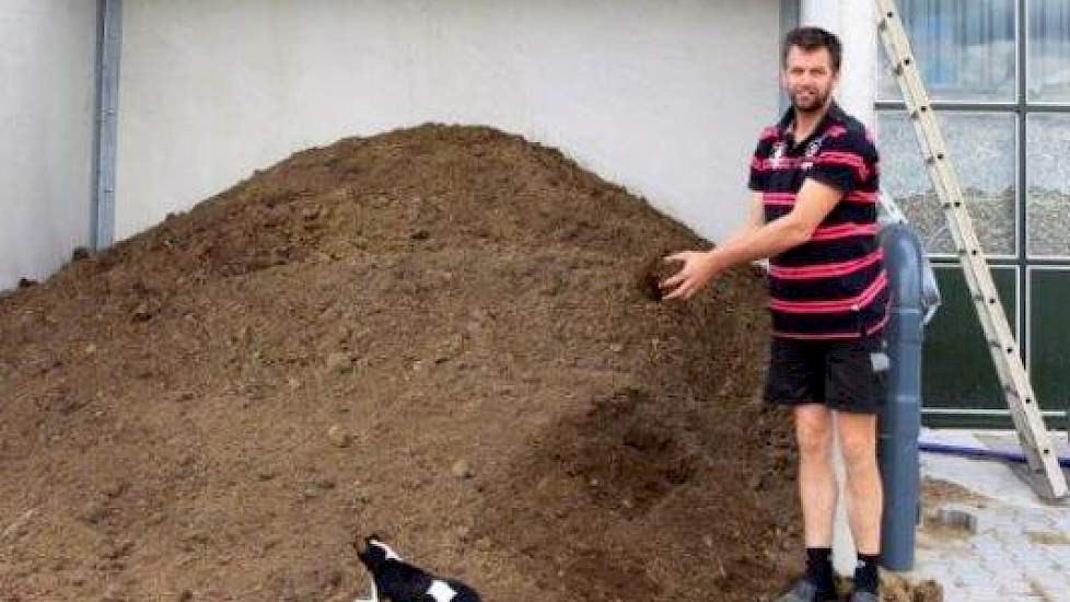 De diepstrooiselboxen worden gevuld met gedroogde mest. Zaagsel vond Henry te duur en door de subsidie van 25 procent op een mestscheider, was de keuze snel gemaakt. In de stal is een HCI W4 emissiearme vloer geplaatst. De mestschuif met nevelinstallatie