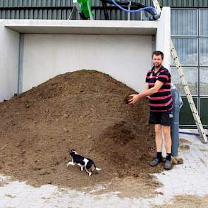 De diepstrooiselboxen worden gevuld met gedroogde mest. Zaagsel vond Henry te duur en door de subsidie van 25 procent op een mestscheider, was de keuze snel gemaakt. In de stal is een HCI W4 emissiearme vloer geplaatst. De mestschuif met nevelinstallatie