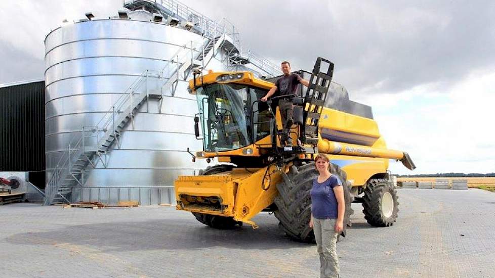 Op de akkerbouwlocatie springen achter de werktuigenloods twee grote graansilo’s in het oog. Ieder met een capaciteit van 1.000 ton, waarvan één met droogcapaciteit.  Aan de andere kant op het erf is een stroloods en aan de voorkant hetzelfde woonhuis als