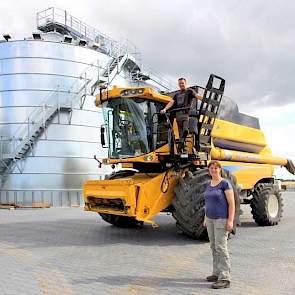 Op de akkerbouwlocatie springen achter de werktuigenloods twee grote graansilo’s in het oog. Ieder met een capaciteit van 1.000 ton, waarvan één met droogcapaciteit.  Aan de andere kant op het erf is een stroloods en aan de voorkant hetzelfde woonhuis als