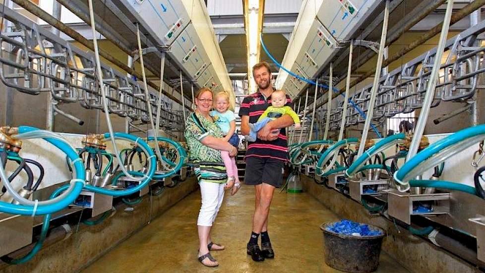 Op de melkveelocatie van Henry is een nieuwe 4+2-stal gebouwd met aan de buitenkant een Mueller-melktank van 20.000 liter.  In een andere stal staan kalveren tot een half jaar en daarnaast is een werktuigenloods gebouwd.  In de 2x16 zij aan zij van GEA zi