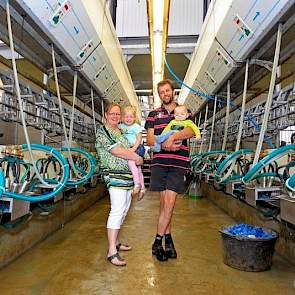 Op de melkveelocatie van Henry is een nieuwe 4+2-stal gebouwd met aan de buitenkant een Mueller-melktank van 20.000 liter.  In een andere stal staan kalveren tot een half jaar en daarnaast is een werktuigenloods gebouwd.  In de 2x16 zij aan zij van GEA zi