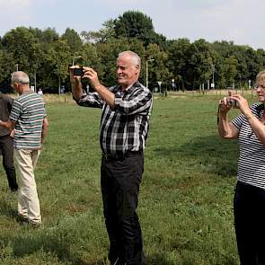 Pa en ma Verhoeven leggen de vangst en de huldiging vast.