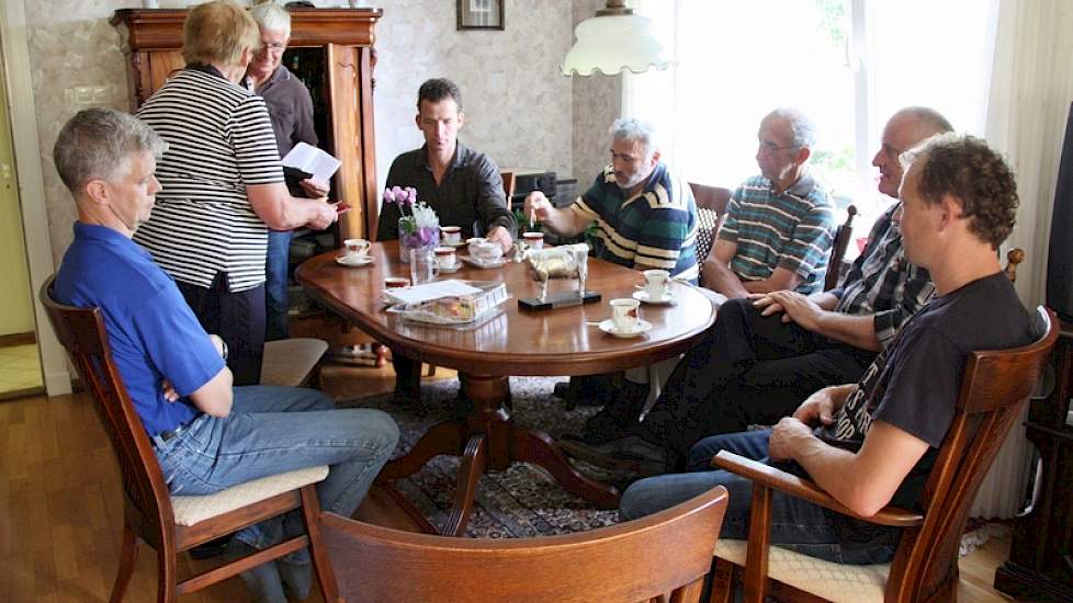 Na de huldiging volgt koffie met taart. Ook de onderhoudsmonteur van de melkmachine schuift aan.