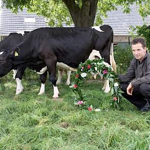 Dan maar met de lauwerkrans vóór de koe waar het vandaag om gaat. Dien 28 leverde tot nu toe 18.431 kg kaas.