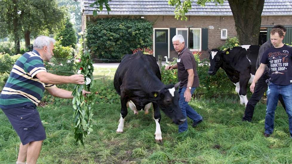 Even dacht het gezelschap de krans bij Dien 28 te kunnen omhangen. Hollander (midden) heeft het nakijken.