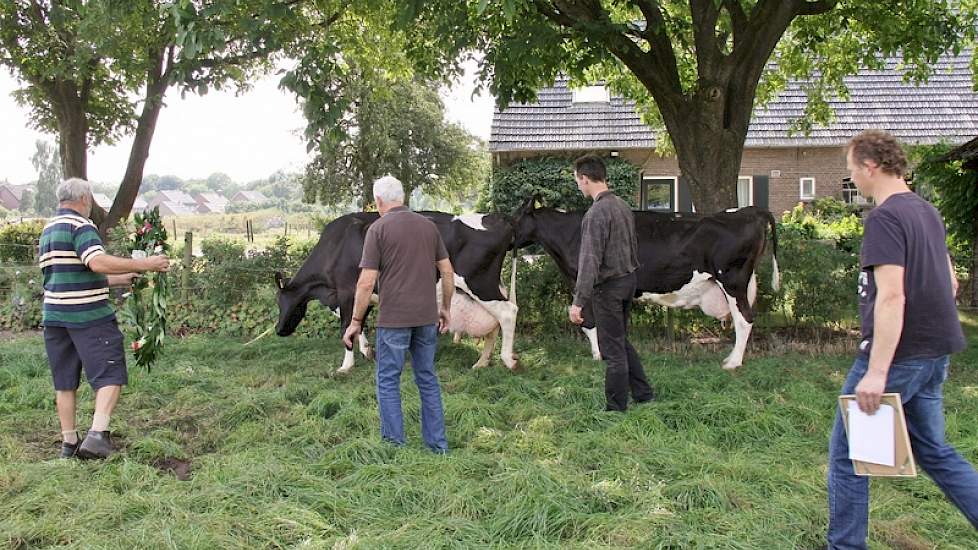 De kleinste hoek van het weiland lijkt de heren het meest geschikt voor de huldiging.