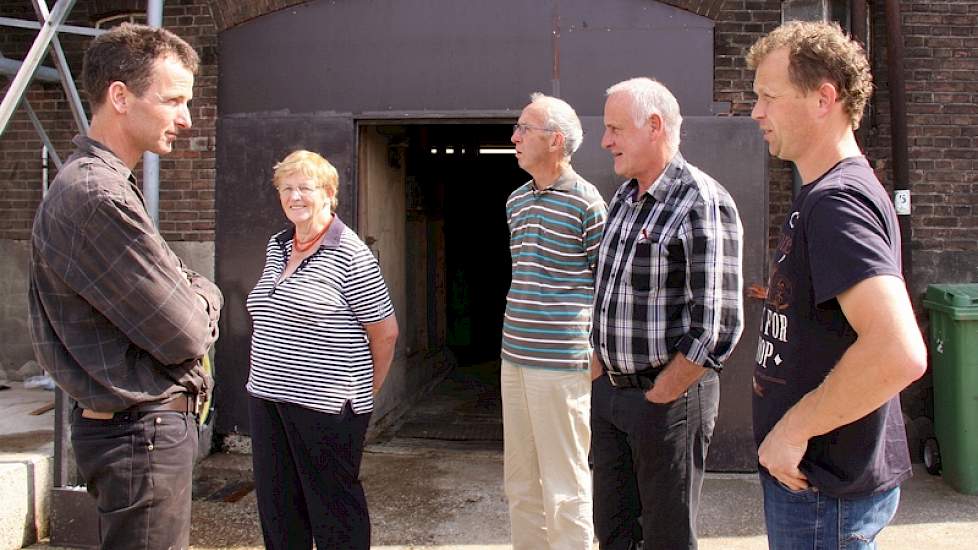 Rechts melkveehouder Michel Verhoeven, met vlnr zijn ouders met wie hij im maatschap boert, de voerleverancier en een vertegenwoordiger van de fokvereniging.