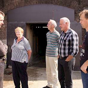 Rechts melkveehouder Michel Verhoeven, met vlnr zijn ouders met wie hij im maatschap boert, de voerleverancier en een vertegenwoordiger van de fokvereniging.