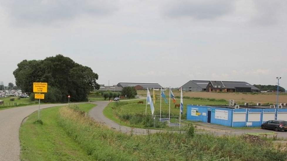 Aan deze straat, de Overdiepsekade, maakten 17 boeren plaats voor het overloopgebied van de Maas. Negen vertrokken, acht anderen bouwden een compleet nieuw bedrijf bovenop een terp. Rechts aan de nieuwe dijk het bedrijf van familie Fleerakkers.