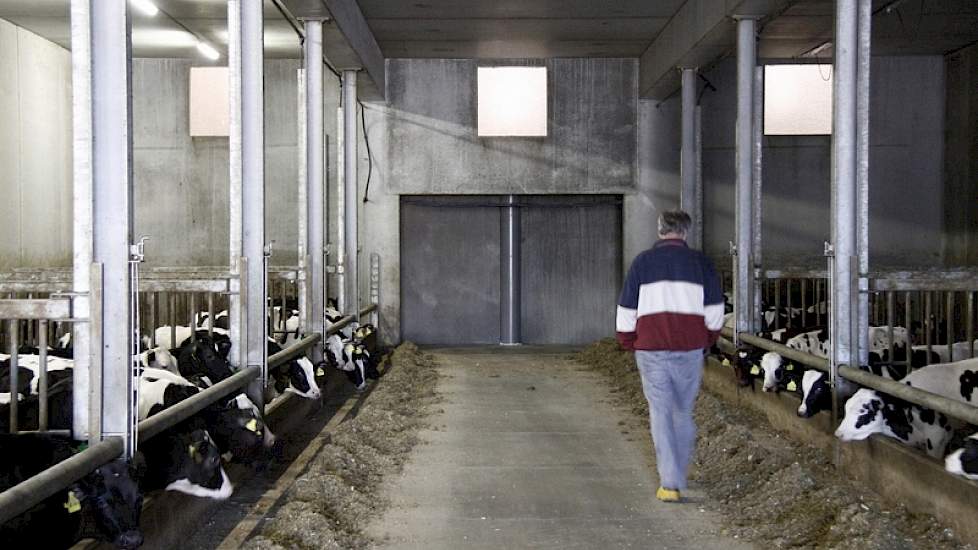 Achterin iedere kalverafdeling zijn ventilatiegaten gemaakt. De warme lucht uit de afdelingen belandt via deze gaten in de onderdrukkamer. Vervolgens zorgen ventilatoren ervoor dat de lucht richting  het biobed gaat.