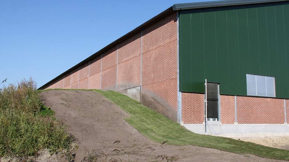 Bij de bouw van de stal is veel aandavht besteed aan landschappelijke inpassing. Zo is aan de zijkant de stal een talud van ruim 2,5 meter aangelegd en ingeplant.  Ook in de voorgevel van de stal is door middel van een houtconstructie geprobeerd de massal