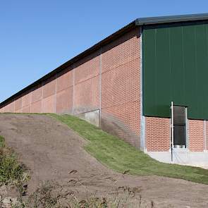 Bij de bouw van de stal is veel aandavht besteed aan landschappelijke inpassing. Zo is aan de zijkant de stal een talud van ruim 2,5 meter aangelegd en ingeplant.  Ook in de voorgevel van de stal is door middel van een houtconstructie geprobeerd de massal