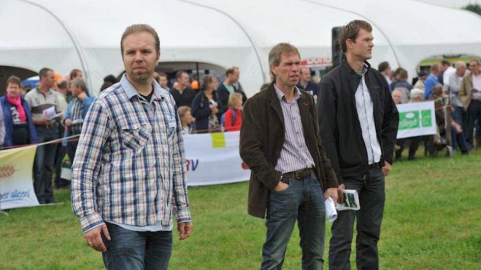 Naast Kees van Velzen maakten Peter Aalberts (midden), Jurjen Groenveld (rechts) en Gerrit Bossink (niet op de foto) deel uit van de vakjury. Op de voorgrond redacteur Anne Hiemstra.