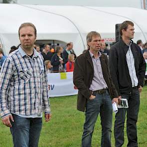 Naast Kees van Velzen maakten Peter Aalberts (midden), Jurjen Groenveld (rechts) en Gerrit Bossink (niet op de foto) deel uit van de vakjury. Op de voorgrond redacteur Anne Hiemstra.