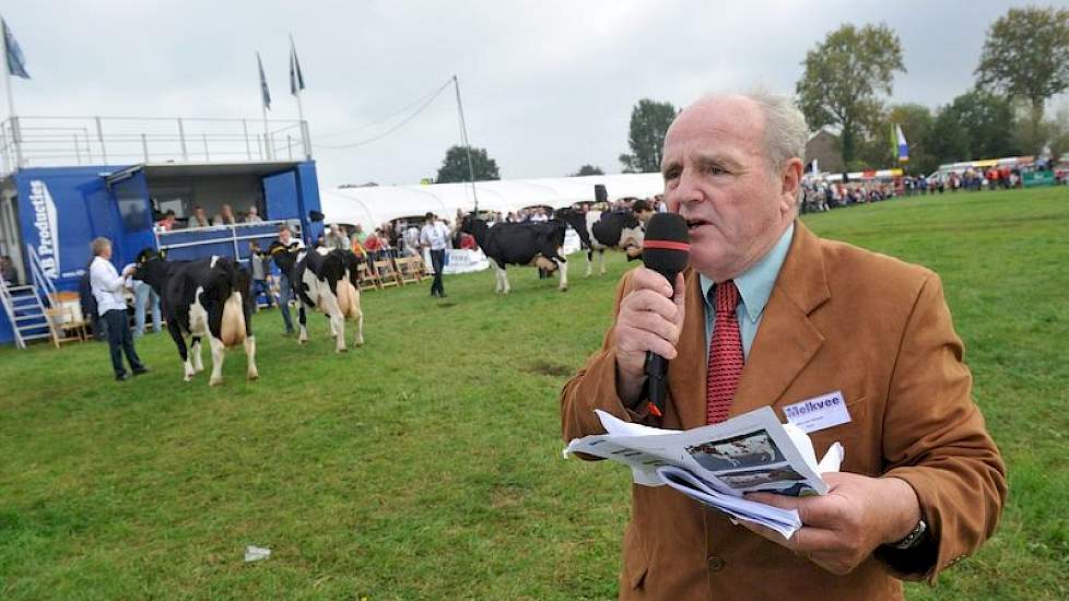 Fokkerijanalist Kees van Velzen maakte deel uit van de jury en voorzag de twaalf koeien van een passend commentaar.