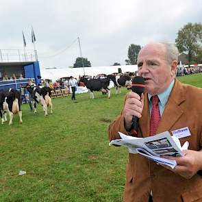 Fokkerijanalist Kees van Velzen maakte deel uit van de jury en voorzag de twaalf koeien van een passend commentaar.