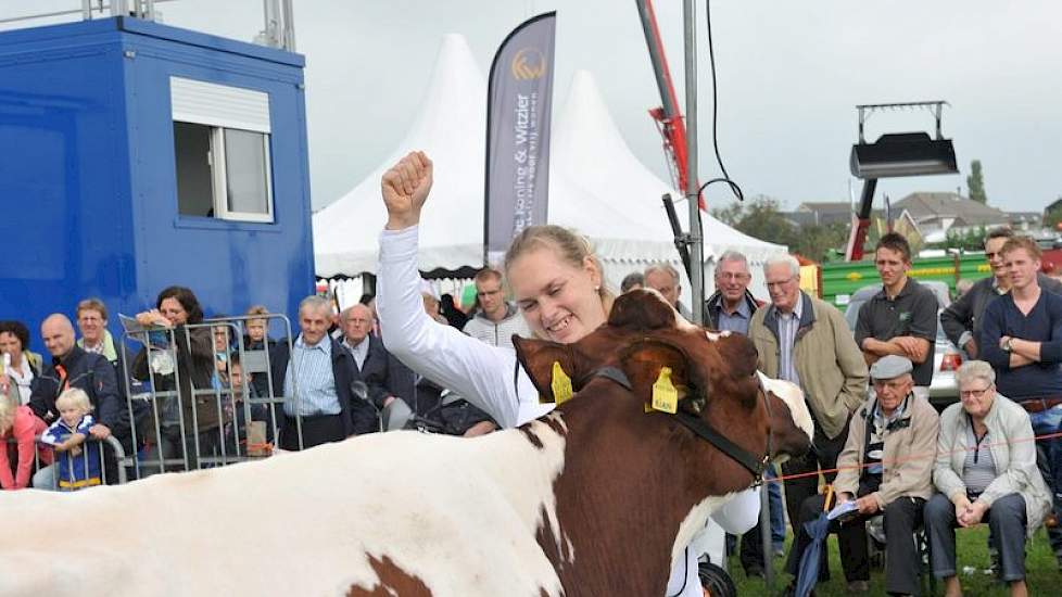 Petra Ruijter steekt haar arm de lucht in als de vakjury haar Bontje 138 tot winnares bij de jonge koeien uitroept.