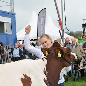 Petra Ruijter steekt haar arm de lucht in als de vakjury haar Bontje 138 tot winnares bij de jonge koeien uitroept.