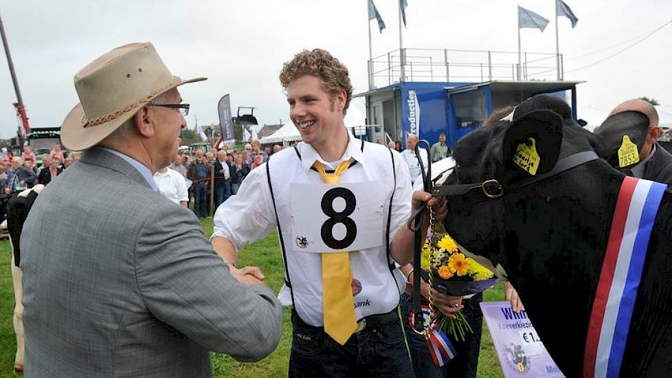 Scheidend voorzitter van de Fokveedag Boerenlandfeest Jan de Groot feliciteert Jan Schouten met zijn overwinning.