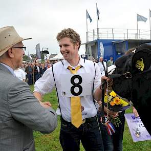 Scheidend voorzitter van de Fokveedag Boerenlandfeest Jan de Groot feliciteert Jan Schouten met zijn overwinning.