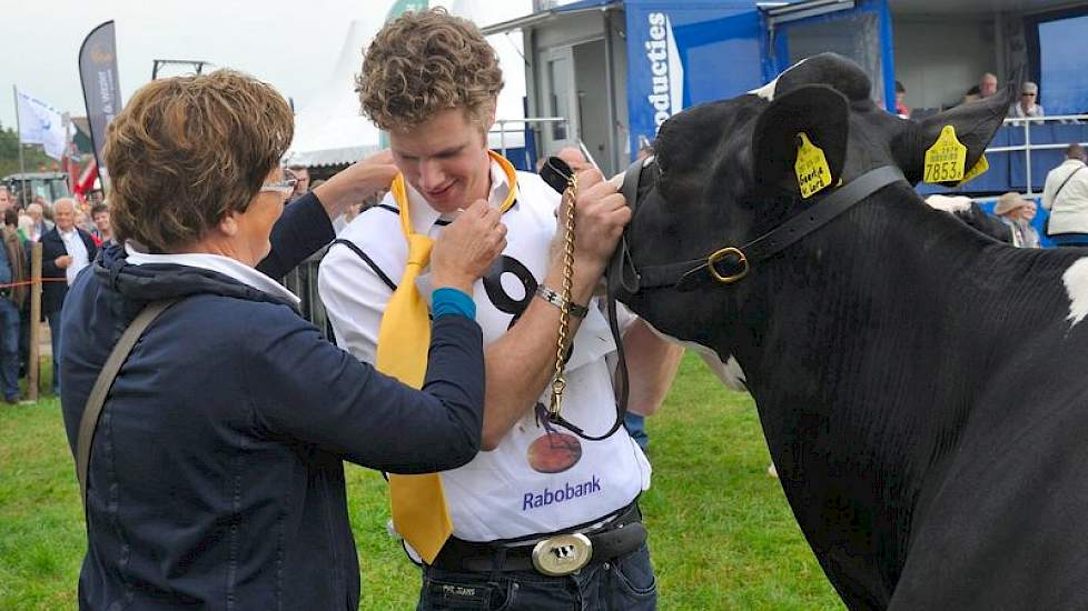 Omdat zijn moeder had aangevoeld dat een overwinning tot de mogelijkheden behoorde, had ze een gouden stropdas meegenomen, welke ze zoon Jan Schouten na de bekendmaking om deed.