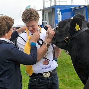 Omdat zijn moeder had aangevoeld dat een overwinning tot de mogelijkheden behoorde, had ze een gouden stropdas meegenomen, welke ze zoon Jan Schouten na de bekendmaking om deed.