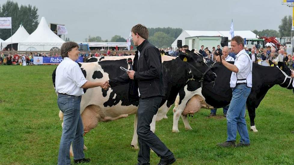 Jurylid Jurjen Groenveld maakte als eerste de publiekskampioen bekend. Duizend unieke stemmen zorgden ervoor dat deze prijs naar Bartje 238 van Vonk uit Goudriaan ging. Rechts achter Bartje staat Patricia 2 (v. Cash) van De Bruin-Tukker uit Giessenburg. O