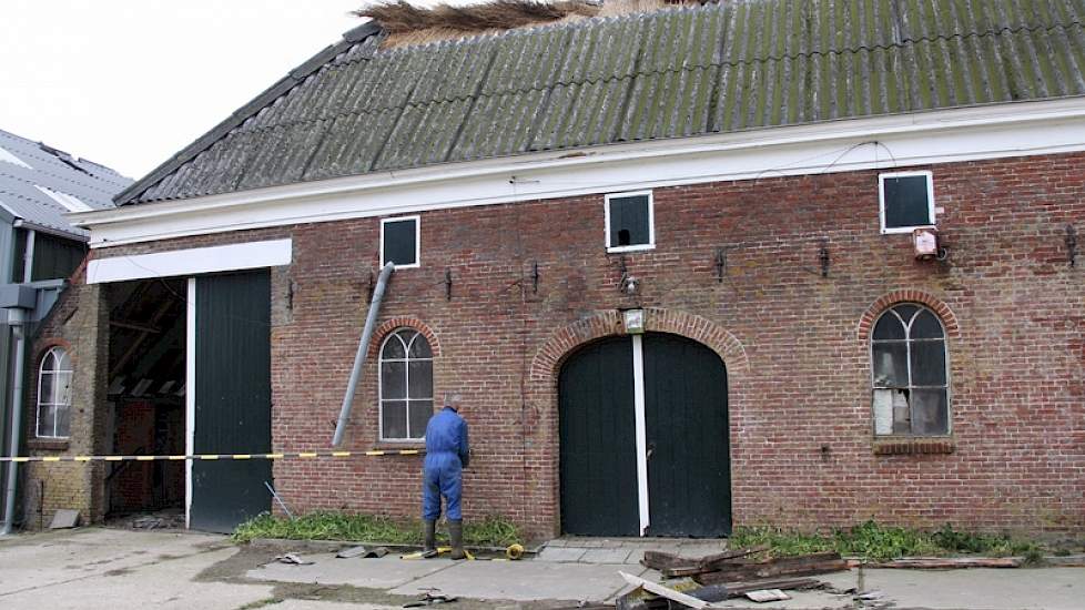 Spriensma zet het erf af met linten. Hij is nuchter onder de situatie; de melkkoeien hebben niets geleden, melken gaat gewoon door.